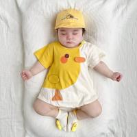 Einteilige Babykleidung, supersüße Cartoon-Furzkleidung für den Sommer, kurzärmelige Haremskleidung für Babys aus reiner Baumwolle, Krabbelkleidung für Neugeborene im Dreieck  Gelb