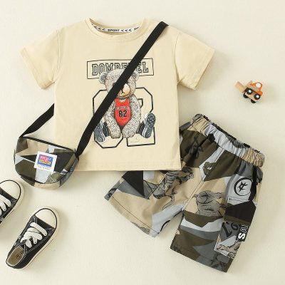 Camiseta con estampado de oso de dibujos animados para niño pequeño y pantalones cortos y bolso de camuflaje