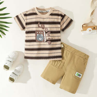 Camiseta con estampado de oso a rayas para niños pequeños y pantalones cortos de color sólido