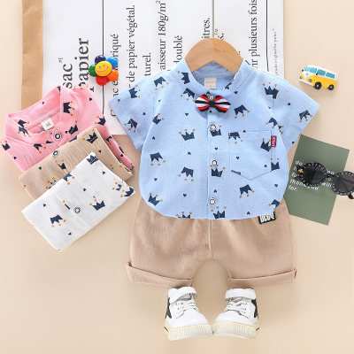Camisa y pantalones cortos con decoración de lazo y estampado de corona para niño pequeño