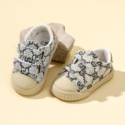 Sapatos infantis com letras impressas