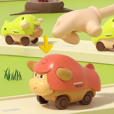 Lindo mini carro de toro de dibujos animados de cuatro ruedas inercial con botón pulsador