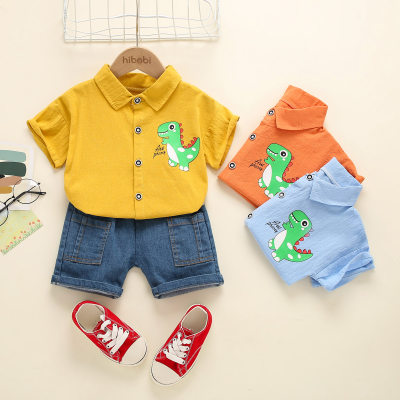 Camisa de manga corta con patrón de dinosaurio para niños pequeños de 2 piezas y pantalones cortos de mezclilla