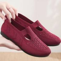 Sapatos femininos respiráveis de tecido voador, sapatos de mãe de um passo, leves e versáteis, sola macia, sapatos antigos de pano de Pequim, sapatos femininos  Vermelho