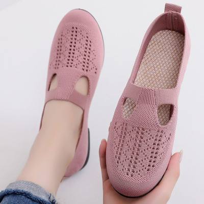 Sapatos femininos respiráveis de tecido voador, sapatos de mãe de um passo, leves e versáteis, sola macia, sapatos antigos de pano de Pequim, sapatos femininos