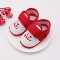 Baby- und Kleinkindschuhe mit weicher Sohle und Buchstaben- und Herzfarben  rot
