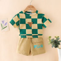 Camiseta de manga corta con estampado de cuadros para niño pequeño de 2 piezas y pantalones cortos con estampado de letras  ejercito verde