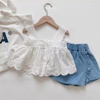 طقم صيفي للفتيات الصغيرات، ملابس أطفال حديثة لعام 2022، يتضمن فستان قصير بحمالات وبنطلون، تصميم رقيق وعصري مثالي لفصل الصيف، متوفر بالجملة  أبيض