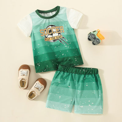 Camiseta y pantalones cortos con rayas estilo deportivo para niños pequeños