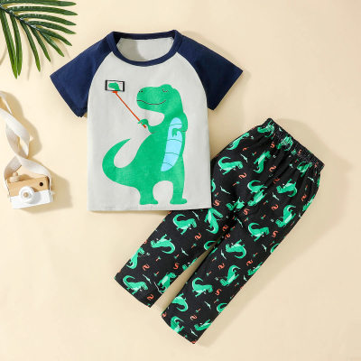 Conjunto de calças e blusas coloridas com estampa de dinossauros para crianças