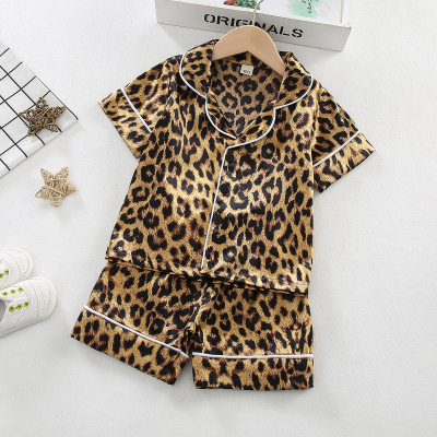 Camiseta y pantalones cortos de pijama con estampado de leopardo para niño pequeño