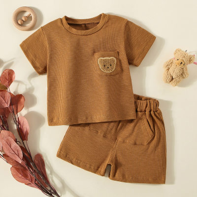Camiseta y shorts con bordado de oso de punto de color liso para bebé