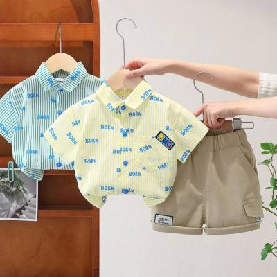 Novo estilo de verão confortável e moderno terno de camisa listrada vertical com estampa completa para crianças pequenas e médias, terno de manga curta de verão para meninos da moda