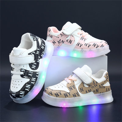 حذاء رياضي باعث للضوء LED مطبوع عليه حروف للأطفال