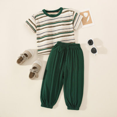 Camiseta y pantalones con bloques de color a rayas para niño pequeño