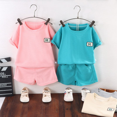 2-teiliges Kurzarm-T-Shirt mit einfarbigem Buchstabenmuster für Kleinkinder und passende Shorts