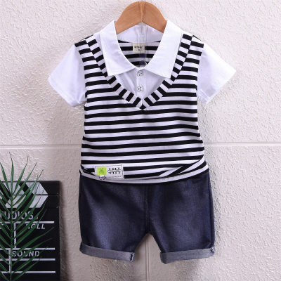 Camiseta y pantalones cortos con bloques de color a rayas de algodón para niños pequeños