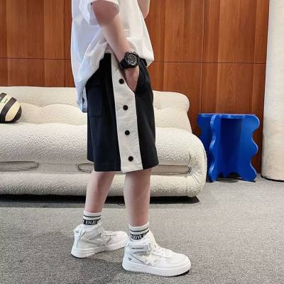 Pantalones cortos con botonadura lateral para que los niños usen fuera del verano, ropa de trabajo informal, fina y holgada, pantalones deportivos de baloncesto hasta la rodilla a la moda