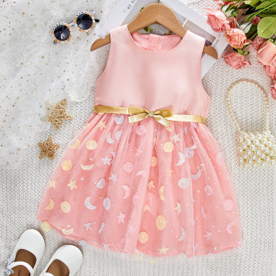 Rosafarbenes ärmelloses Kleid aus Satin mit dreidimensionalen Sternen und Monden für kleine Mädchen
