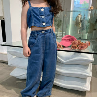 Fato de menina com suspensórios curtos e jeans de perna larga  Azul