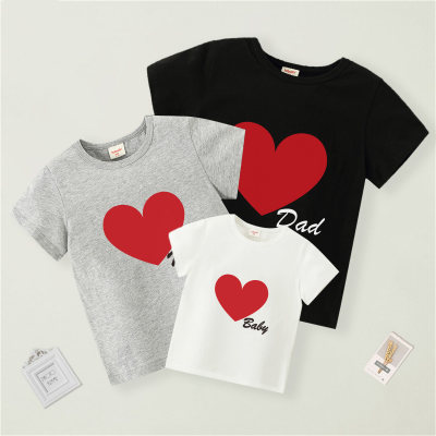 Camiseta de manga corta con diseño de corazón y letras del Día de San Valentín a juego con la familia
