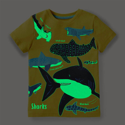Camiseta con estampado de tiburones fluorescentes para niños pequeños