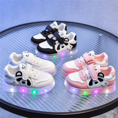 Zapatillas bajas con luces LED y estampado de panda de dibujos animados para niños pequeños
