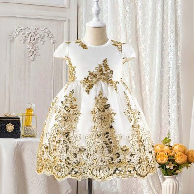 فستان بناتي مطرز  بتصميم أنيق ورائع من الدانتيل الذهبي