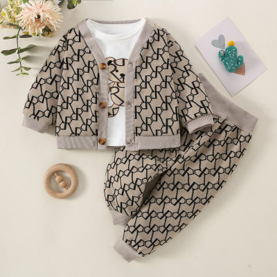 Camiseta de manga larga con estampado de oso para bebé de 3 piezas y cárdigan con botones y pantalones a juego con estampado de letras en toda la prenda