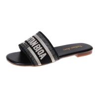 Internet celebrity slippers for women are super popular in summer 2024 new style outdoor wear fashionable ins trend beach non-slip sandals  Black