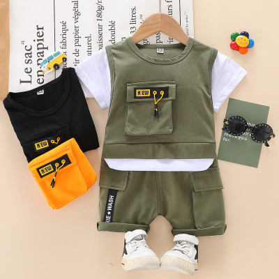 Camiseta con estampado de letras en bloques de color y pantalones cortos con bolsillo con solapa para niño pequeño