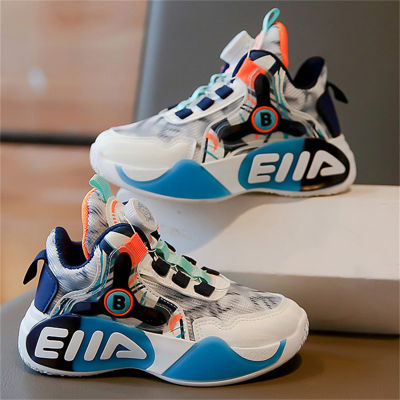 Zapatillas y zapatillas de baloncesto para niños con letras mayúsculas de color.