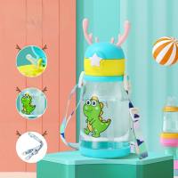 Sommer kunststoff wasser tasse im freien tragbare pop-up deckel stroh tasse cartoon hohe  Mehrfarbig