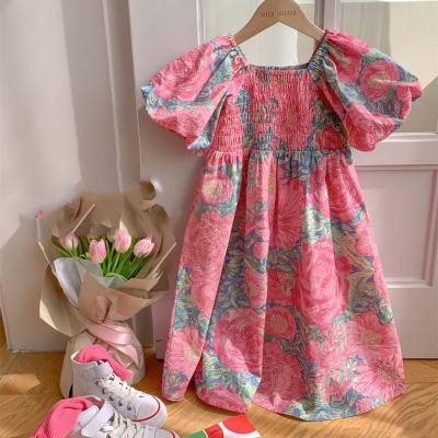 فستان للفتيات بأكمام منتفخة وتنورة مجعدة تحتوي على زهور كبيرة، يُعتبر فستانًا أميريًا لصيف عام 2024 في مجال الملابس الأطفال للتجارة الخارجية.