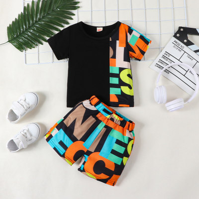 Camiseta y pantalones cortos con patrón de letras asimétricas para bebé niño de 2 piezas
