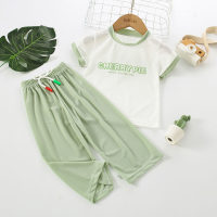 طقم للطفلة الصغيرة مكون من قطعتين، يتضمن قميصًا بأكمام قصيرة مطبوعًا بحروف وبنطلون متناسق.  أخضر