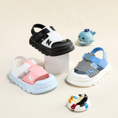 Offene Sandalen mit Klettverschluss für Kleinkinder in Blockfarben mit Buchstabenmuster