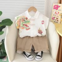 قميص صيفي جديد للأولاد موديل 2024 بطية صدر على الطراز الصيني بدلة بأكمام قصيرة للأطفال الأولاد شورت غير رسمي بدلة مكونة من قطعتين  أبيض