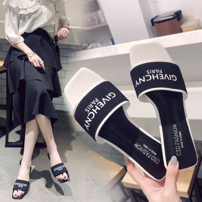 Zapatillas planas con letras de estilo coreano de celebridades de Internet 2023, zapatillas de playa de una palabra para el hogar, simples y de moda, para mujer en verano