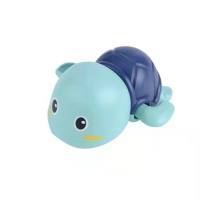 I giocattoli per il bagnetto del bambino caricano l'acqua di sorgente e giocano con i delfini, le tartarughe, le balene  Blu