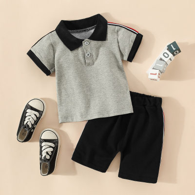 Top e pantaloncini a blocchi di colore a blocchi di colore per bambino