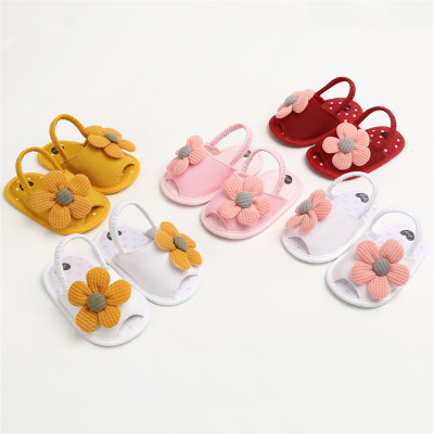 Sapatinhos de bebê com padrão de flores