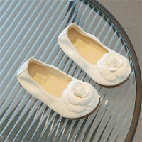 Zapatos infantiles sin cordones con flores.  Blanco
