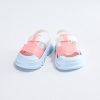 Sandalias con velcro y puntera abierta con patrón de letras en bloque de color para niños pequeños  Blanco