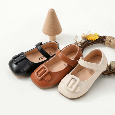 Zapatos de velcro con decoración de hebilla de color sólido para niña pequeña