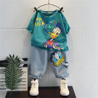 مجموعة صيفية للأولاد تشمل قميص بأكمام قصيرة بطابع عصري وملابس خفيفة للصبي الصغير، مكونة من قطعتين.  أخضر