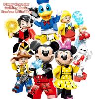 Disneyland Mickey Mouse ensamblando juguetes de bloques de construcción  Multicolor