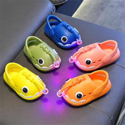 Sandálias e chinelos infantis em formato de tubarão com iluminação LED