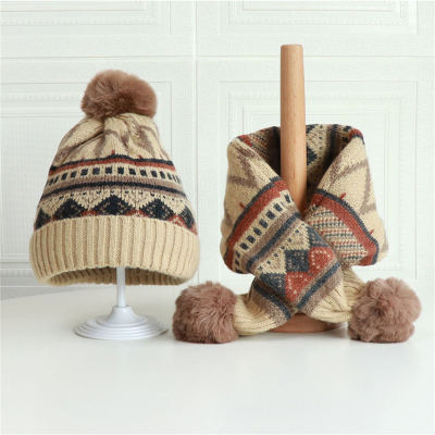 Cappello lavorato a maglia con decorazione di palline di pelliccia a stampa completa per bambini in 2 pezzi