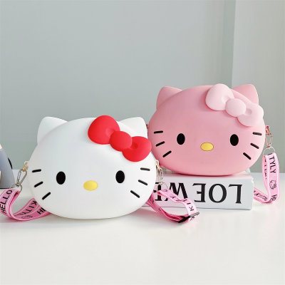 حقيبة للعملات مزينة بشخصية كيتي الشهيرة "Hello Kitty"، تتميز بتصميم كرتوني لطيف يحمل صورة القطة "KT Cat" أو "Hello Kitty".
